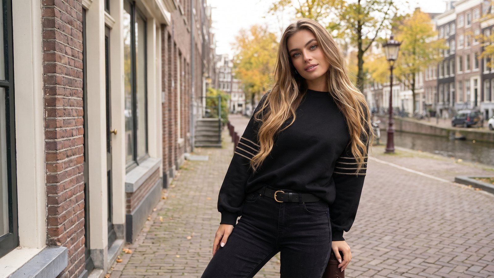 Trui met gouden knopen, studs of strass combineren