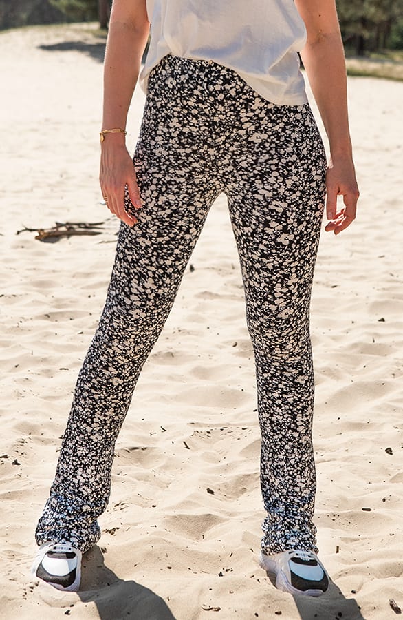 Janine Flared Broek Bloemen Zwart Wit – shoparchief — foto 2