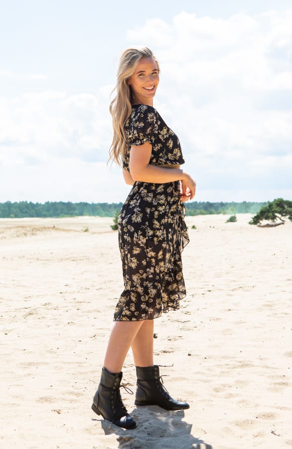 Midi Jurk Bloemen Lola Zwart – shoparchief