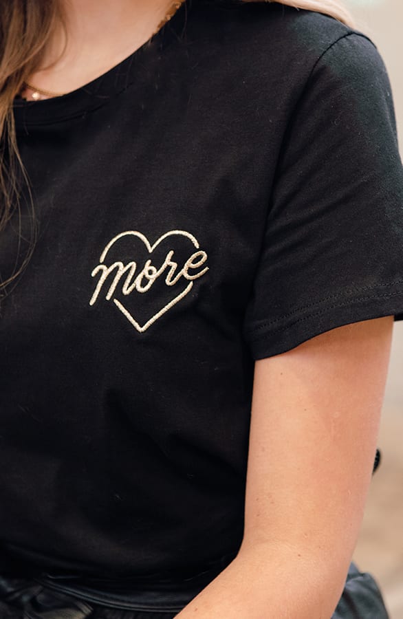 Tshirt More Love Kirsty Goud – shoparchief — foto 3
