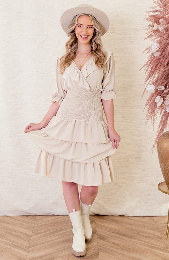 Lagen Jurk Stretch Noelle Beige – shoparchief