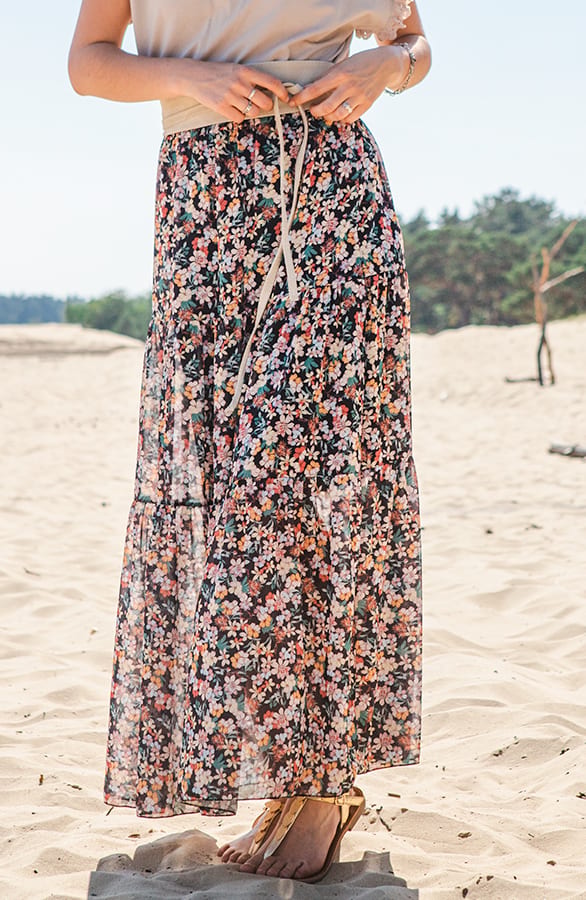 Maxi Bloemen Rok Tess Zwart – shoparchief