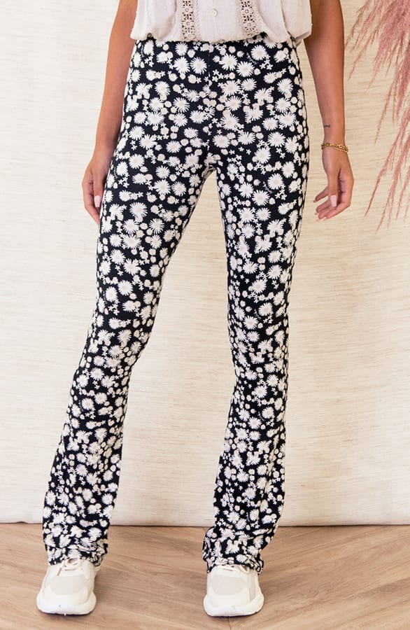 Janine Flared Broek Bloemen Wit Zwart – shoparchief