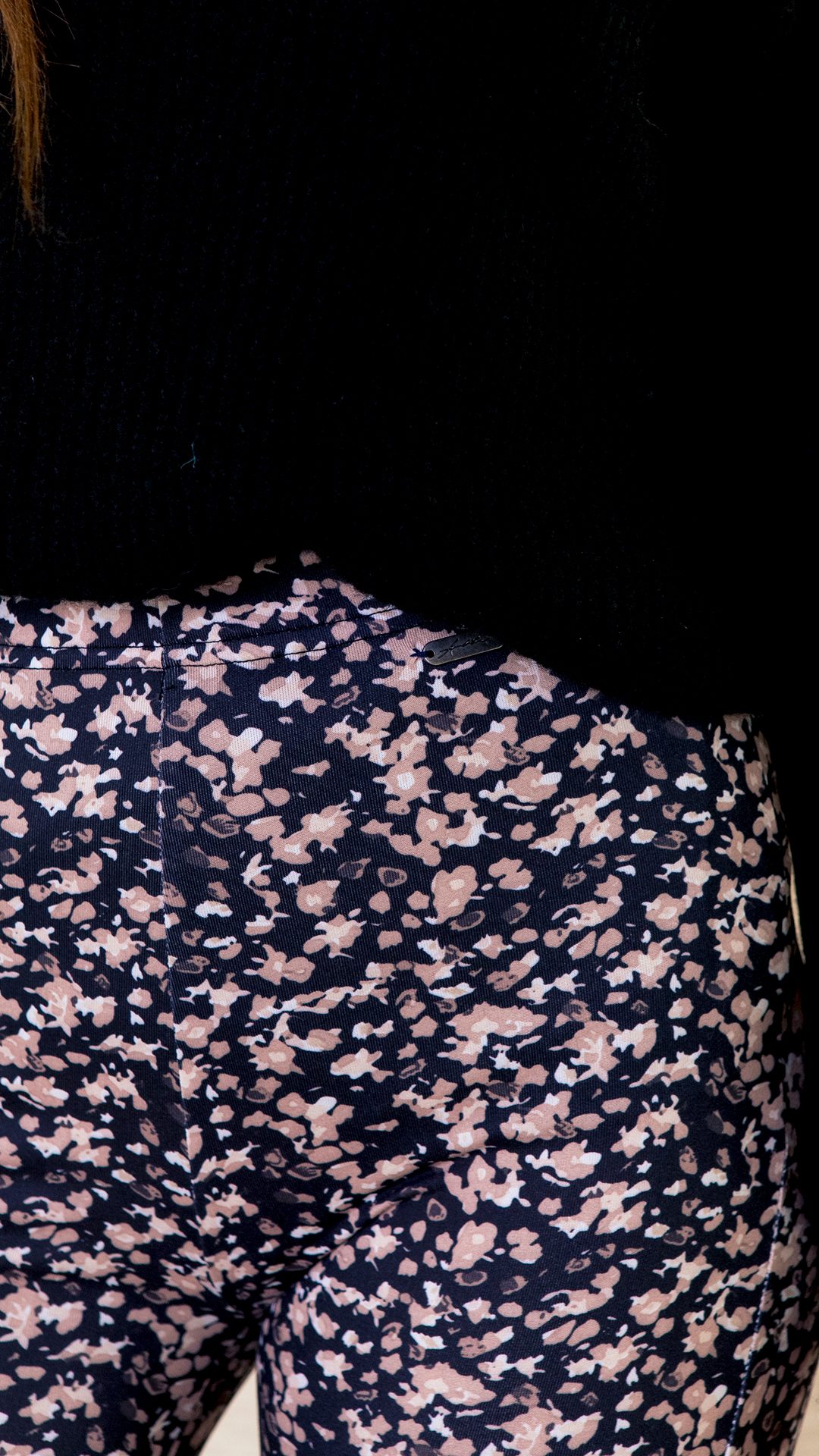 Janine Flared Broek Bloemen Zwart Taupe – shoparchief — foto 4
