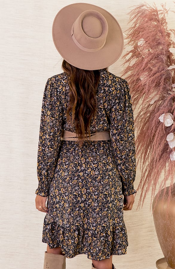 Ruches Jurk Met Bloemen Lola Oker – shoparchief — foto 4