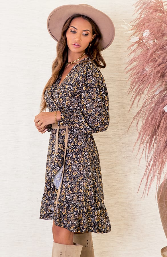 Ruches Jurk Met Bloemen Lola Oker – shoparchief — foto 2