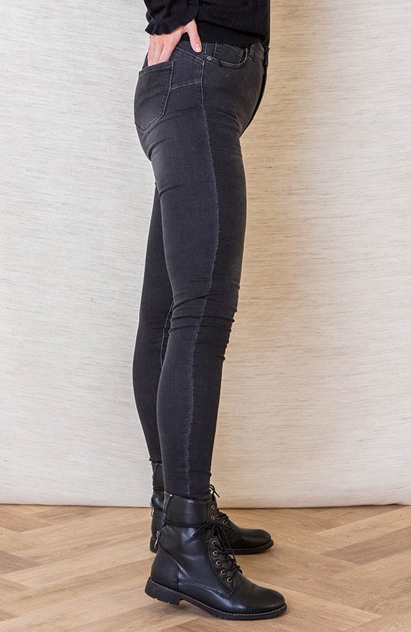 Push Up Jeans Izzy Donkergrijs – shoparchief — foto 2