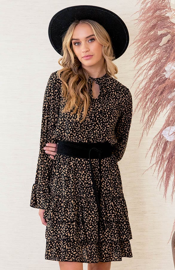 Evelyn Ruches Jurk Camel – shoparchief