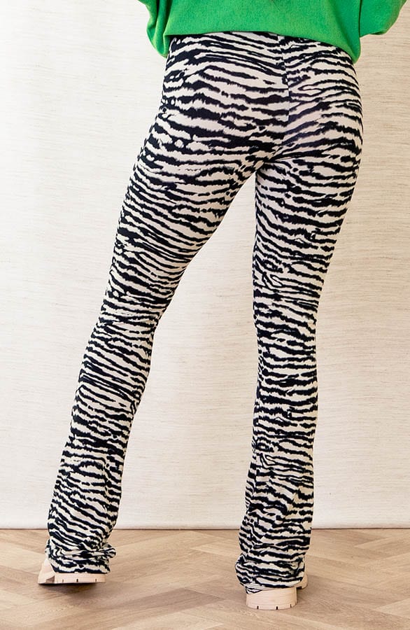 Janine Flared Broek Zebra Zwart – shoparchief — foto 7