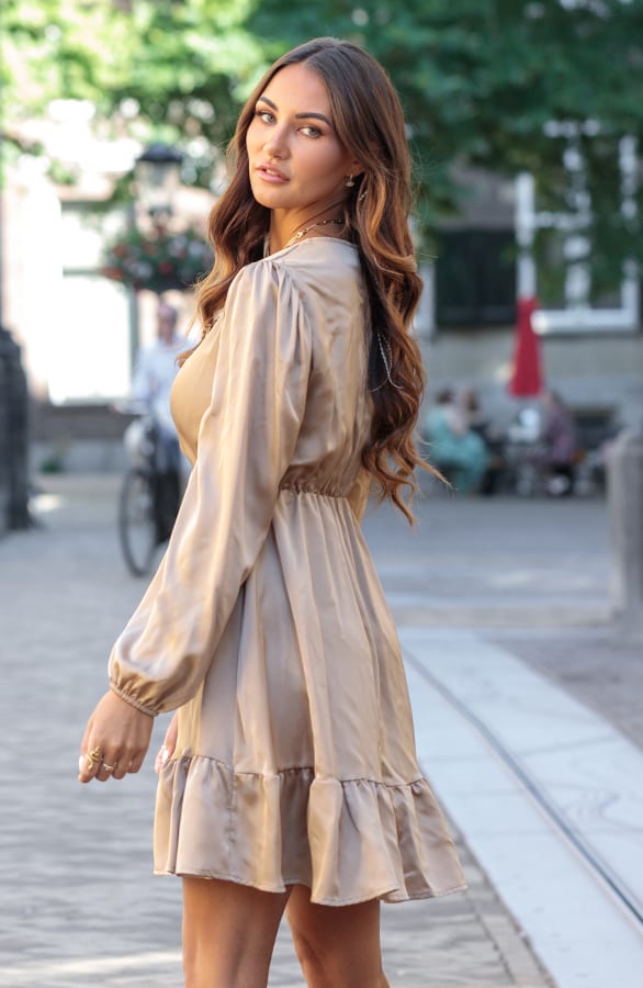 Satijnen Ruffle Jurk Sophie Camel – shoparchief — foto 4