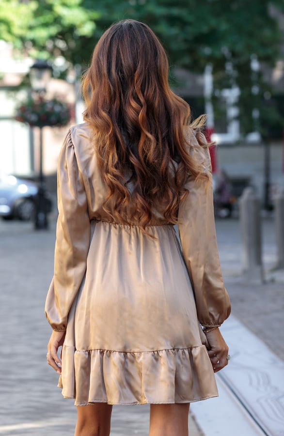 Satijnen Ruffle Jurk Sophie Camel – shoparchief — foto 5