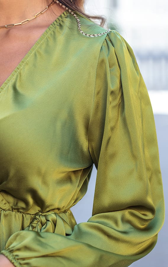 Satijnen Ruffle Jurk Sophie Olive – shoparchief — foto 5