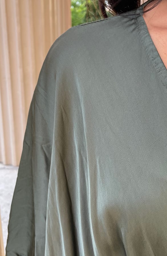 Lange Satijnen Jurk Alyna Army – shoparchief — foto 5