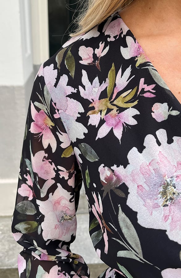 Bloemen V-hals Jurk Lauren Zwart Roze – shoparchief — foto 7