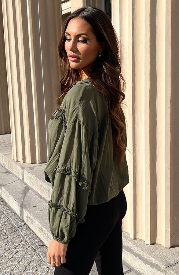 Bohemian Ruffle Blouse Gabriella Army – shoparchief — foto 3