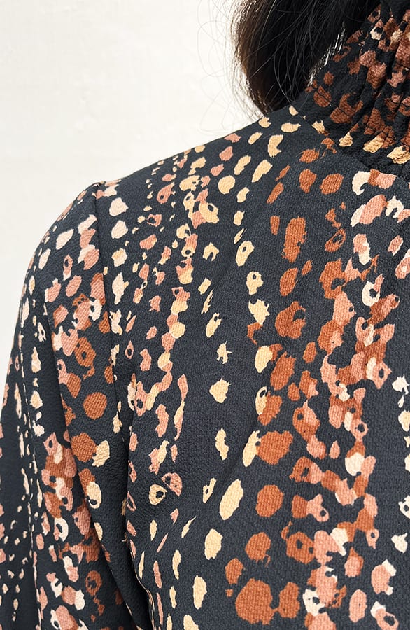 Col Blouse Met Print Philley Bruin – kleding — foto 6