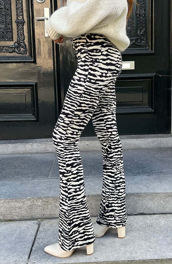 Janine Flared Broek Zebra Zwart – shoparchief — foto 3