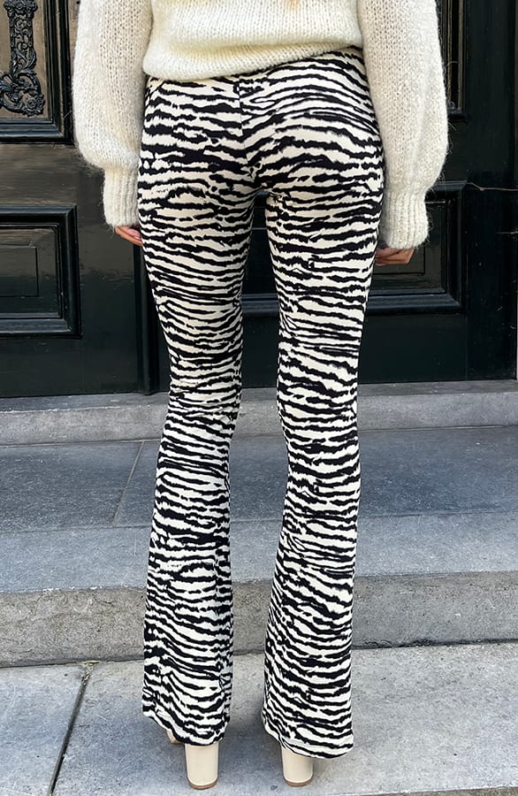 Janine Flared Broek Zebra Zwart – shoparchief — foto 4