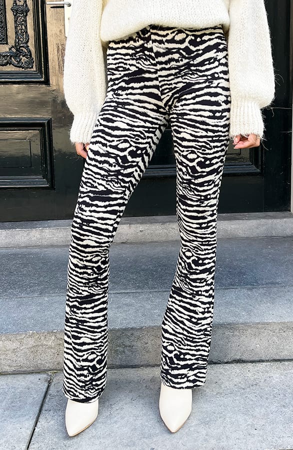 Janine Flared Broek Zebra Zwart – shoparchief — foto 2