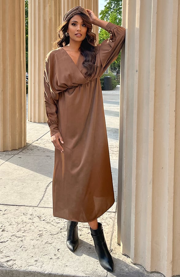 Lange Jurk Van Satijn Kendi Camel – shoparchief — foto 2