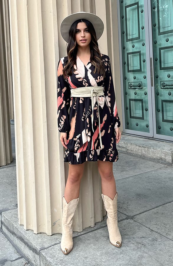 V-hals Print Jurk Everleigh Zwart Koraal – shoparchief — foto 8