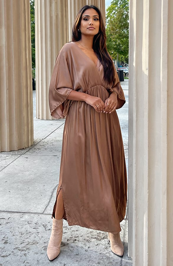 Lange Satijnen Jurk Alyna Camel – shoparchief
