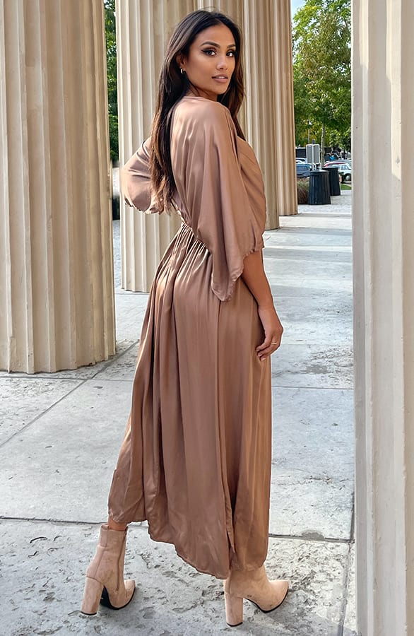Lange Satijnen Jurk Alyna Camel – shoparchief — foto 3