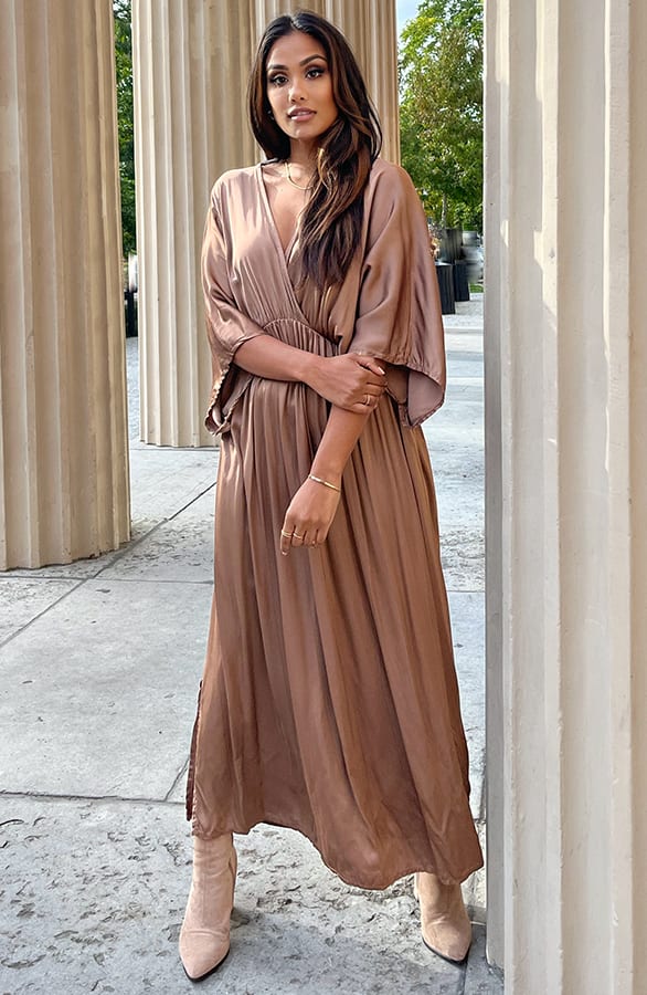 Lange Satijnen Jurk Alyna Camel – shoparchief — foto 2