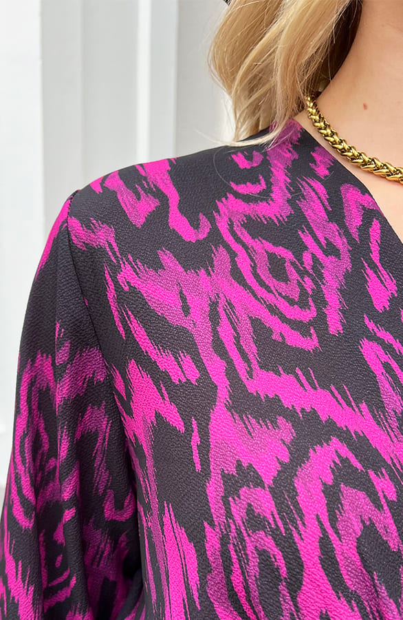 V-hals Print Jurk Everleigh Magenta – shoparchief — foto 6