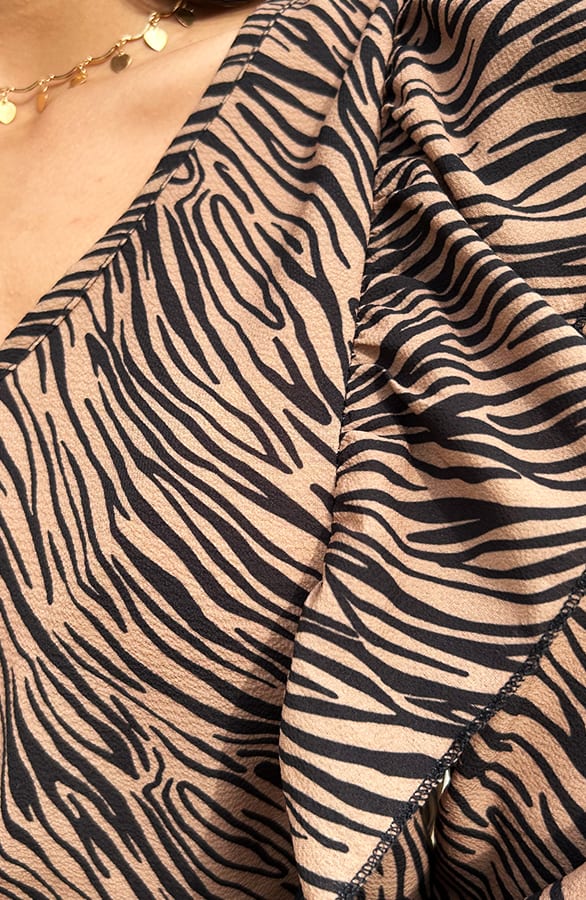 Zebra Blouse Met Ruches Nola Camel – shoparchief — foto 5