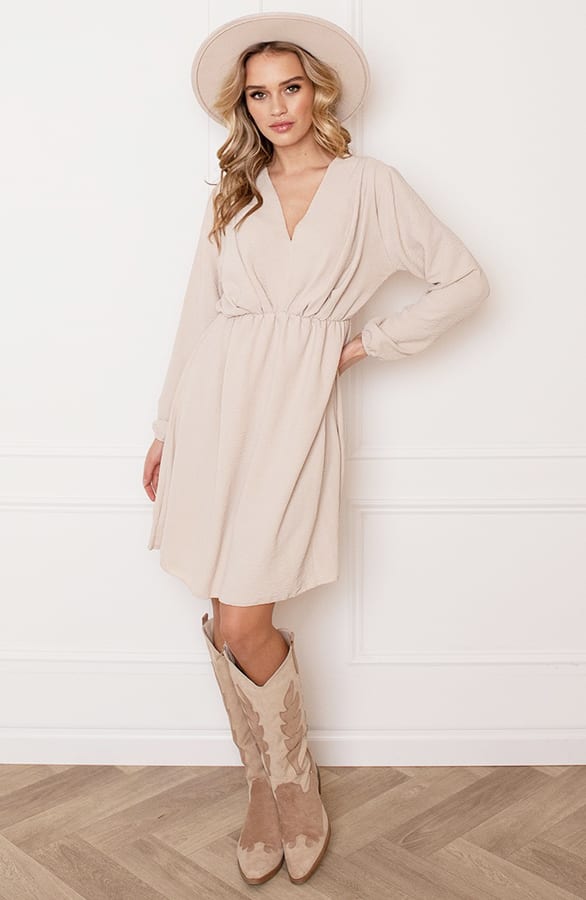 Plooien V-hals Jurk Tess Dark Beige – shoparchief — foto 5
