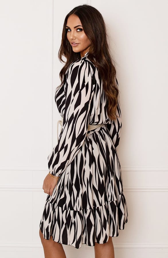 Ruffle Print Jurk Saar Zwart Beige – shoparchief — foto 4