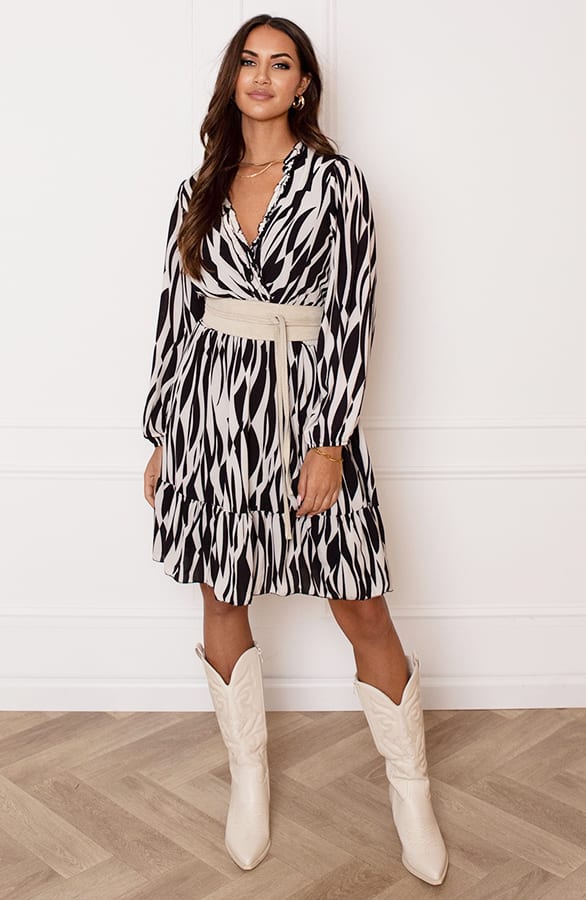 Ruffle Print Jurk Saar Zwart Beige – shoparchief — foto 5