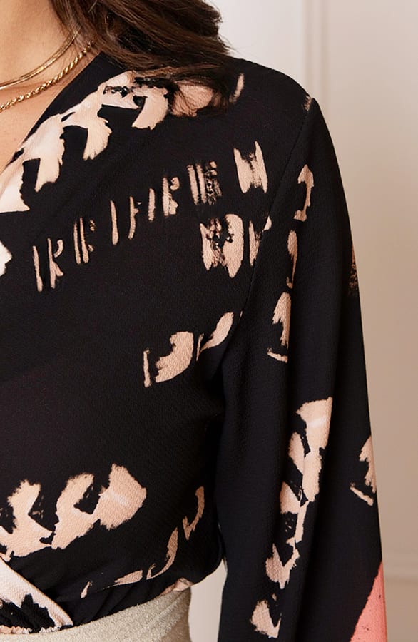 V-hals Print Jurk Everleigh Zwart Koraal – shoparchief — foto 6