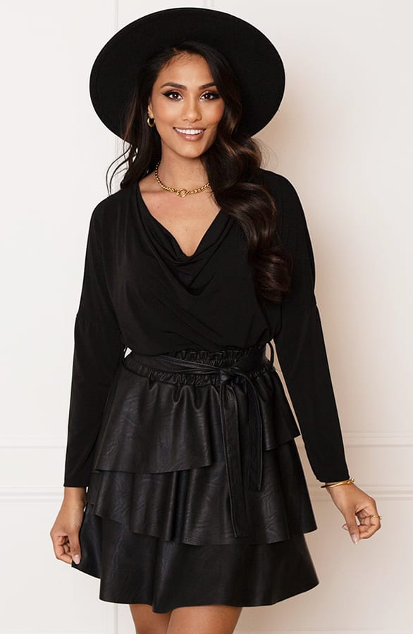 Cascadehals Top Femke Zwart – shoparchief