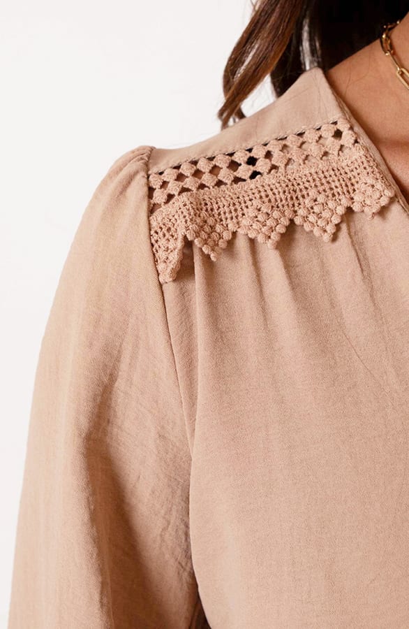 Detailed Dress Jaimy Camel – shoparchief — foto 5