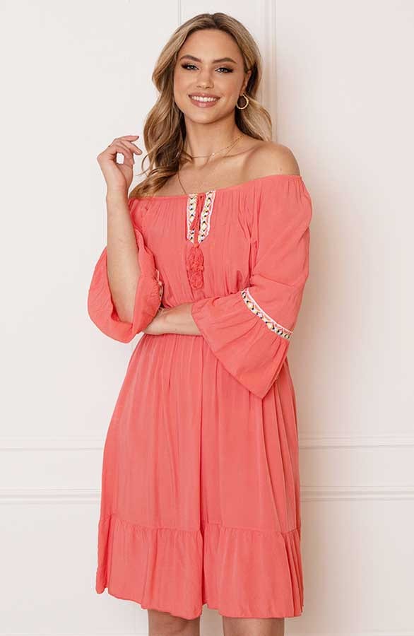 Offshoulder Jurk Laila Koraal – shoparchief — foto 7
