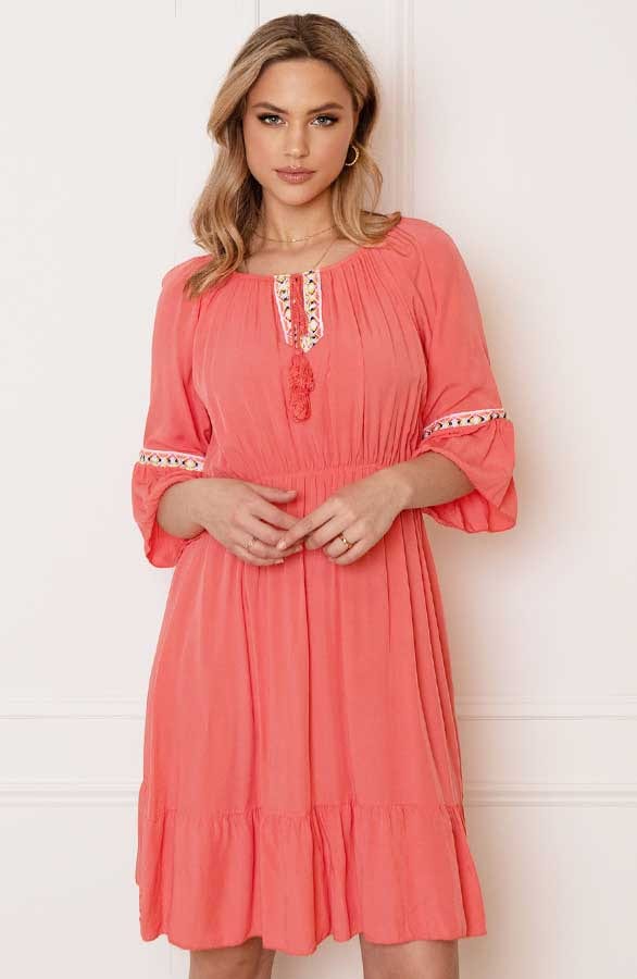 Offshoulder Jurk Laila Koraal – shoparchief — foto 2