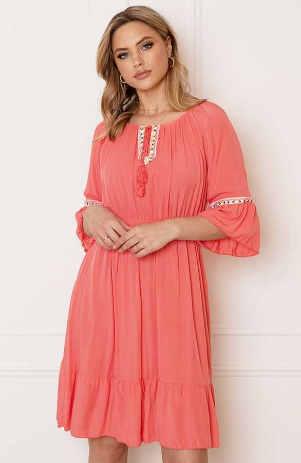 Offshoulder Jurk Laila Koraal – shoparchief