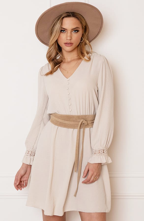 V-hals Knopen Jurk Emmy Beige – shoparchief — foto 7