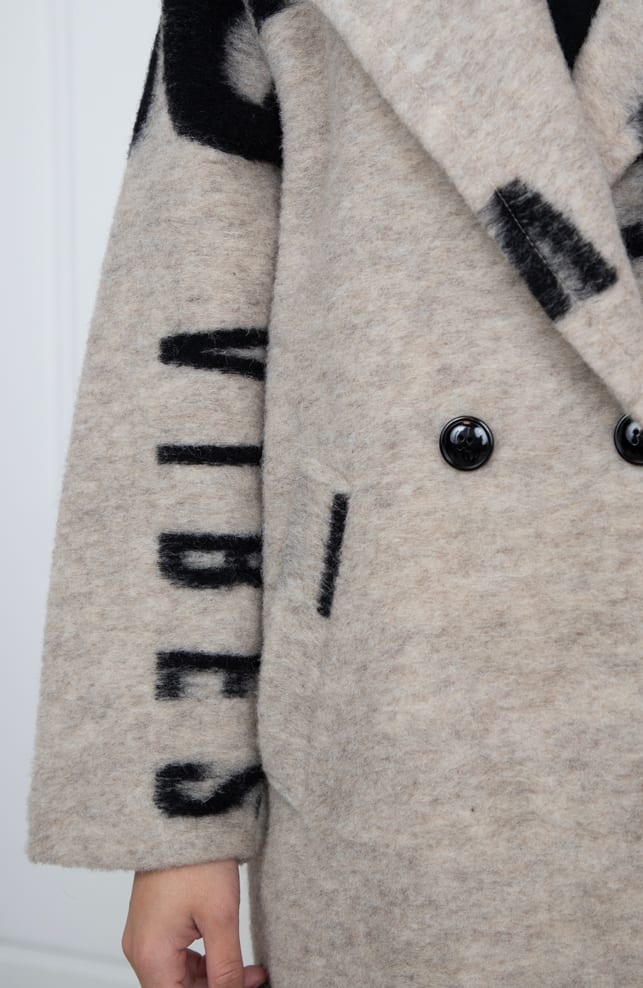 Oversized Letter Coat Yvonne Beige – shoparchief — foto 9