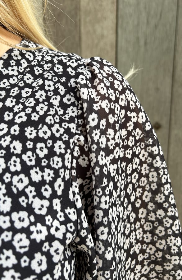 Getailleerde bloemenprint jurk Isa-May Zwart – shoparchief — foto 6