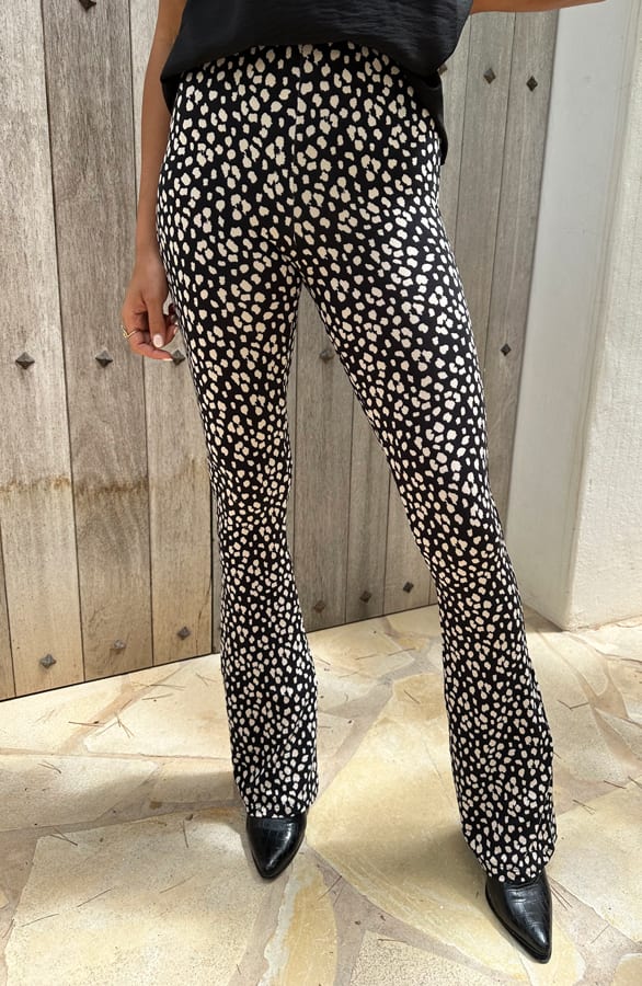 Janine Flared Broek Panterprint Zwart – shoparchief