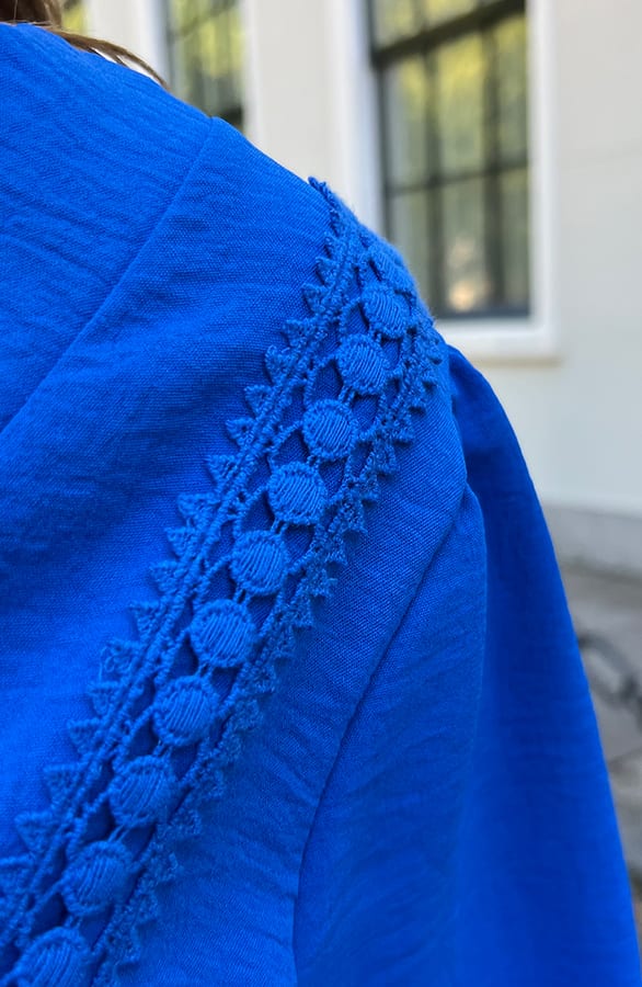 Detailed V-hals Blouse Rosie Kobalt – shoparchief — foto 4