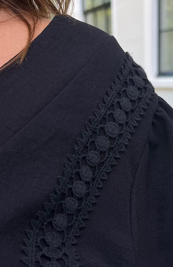 Detailed V-hals Blouse Rosie Zwart – kleding — foto 11