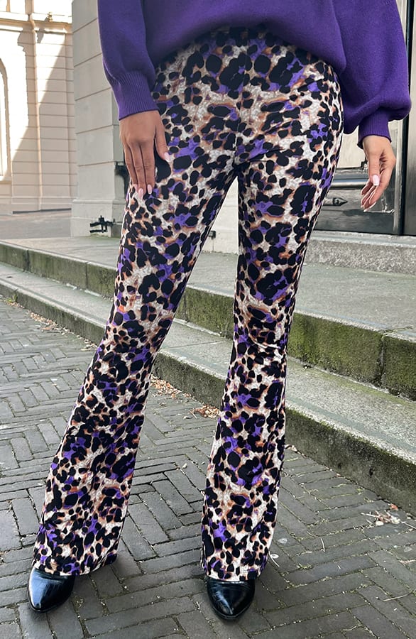 Janine Flared Broek Panterprint Paars – shoparchief