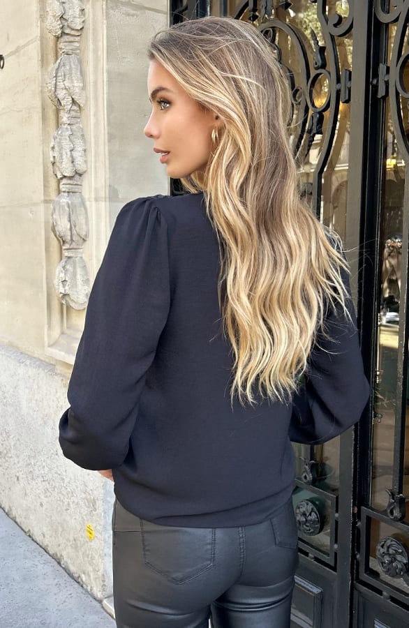 Detailed V-hals Blouse Rosie Zwart – kleding — foto 3