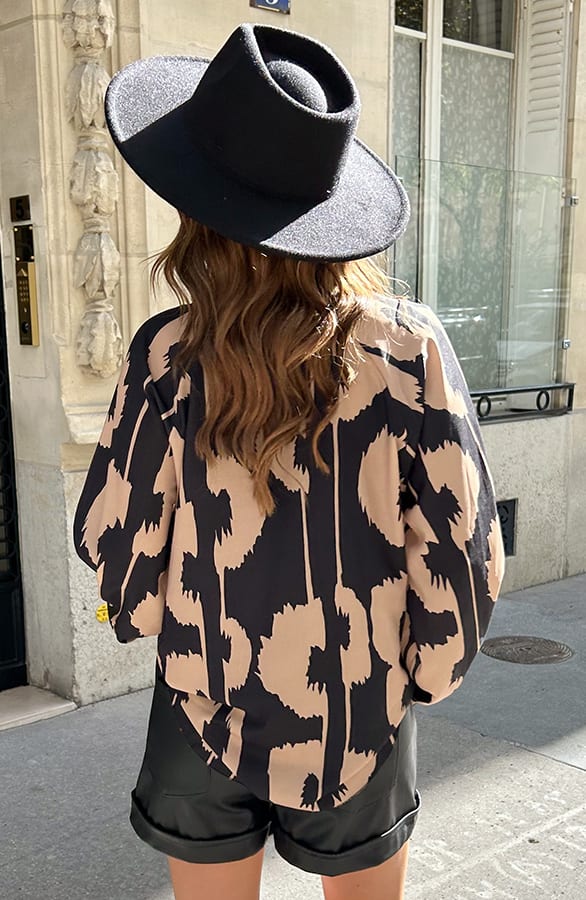 V-Hals Blouse Casy Camel Print – kleding — foto 2