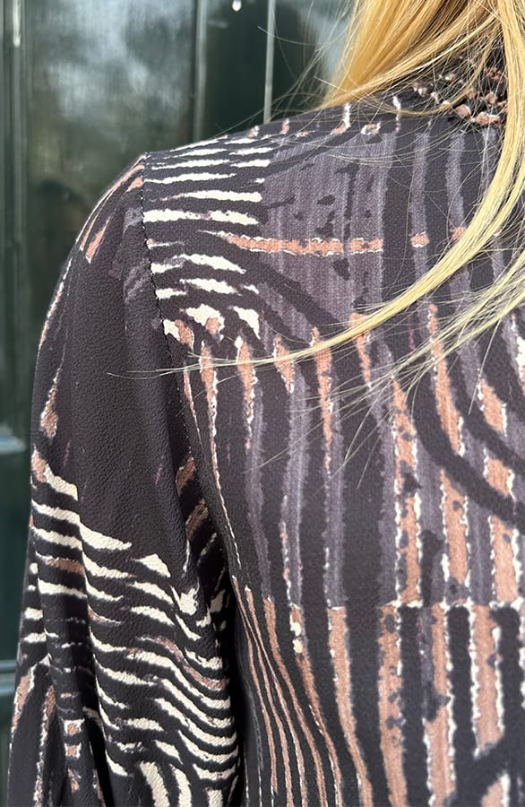 Col Blouse Philley Print Zwart – shoparchief — foto 5
