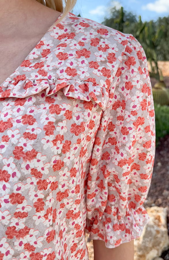 Pofmouwen Top Met Ruffle Demi Flower Koraal – shoparchief — foto 7
